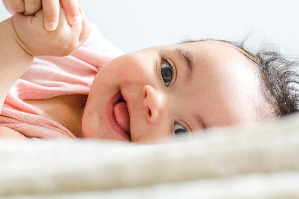 מתי תינוק מתחיל לחייך?